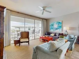 Snowbird-friendly condo with pickleball on the beach close to shops & dining