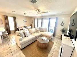 3rd Floor Spacious Condo Close To Entertainment Shared pool Wifi