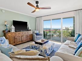 Ocean view condo with high-speed WiFi balcony shared pool & beach access، فندق في ديستين