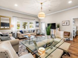 Modern ground-floor condo with patio WiFi W&D pool & hot tub - snowbirds OK, готель у місті Дестін