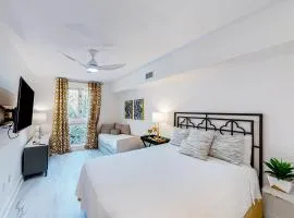 Baytowne Wharf studio with a kitchenette plus pool hot tub & fitness room