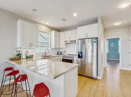 Spacious Seabreeze Trail home with gulf views & shared pool - short walk to beach