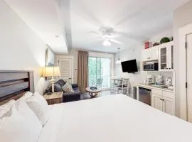 Comfy studio with kitchenette central AC pools hot tub & tennis