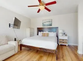 3rd-floor studio with Gulf view balcony pool & tennis
