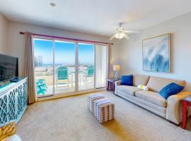 Fifth-floor condo with furnished balcony beach access & views shared pool & gym، فندق في ديستين