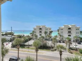 Beachy condo with free WiFi & shared pool hot tub - short walk to the beach