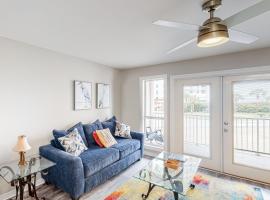 Updated condo with balcony central AC pools hot tub grills & beach access, Hotel in Perdido Key