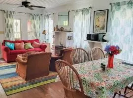Classic coastal cottage with screened deck hammock & washer&dryer