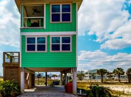 Newly built cottage with historical details WiFi & central AC - steps to beach, Hotel in Mexico Beach