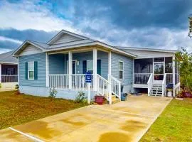 Family-friendly home with central air conditioning screened-in porch and WiFi