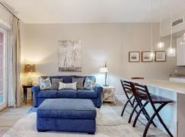 Centrally located condo near shopping & the beach with shared pool & tennis courts
