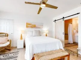 Adorable studio for two just steps from the beach - shared pool & tennis courts