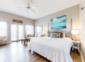 Cozy Hotel-Style- near beach & dining with kitchenette pools hot tub & tennis