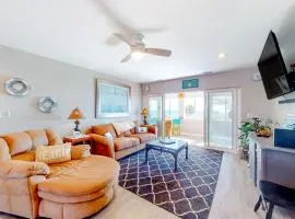 Gulf view getaway across from the beach with sunrooms gas grills AC & yard