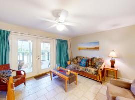 Ground-floor condo with pool hot tub & patio - walk to beach, Hotel in Perdido Key