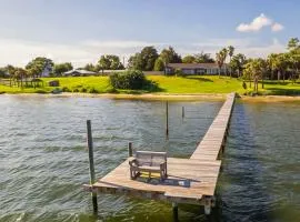 Waterfront pet friendly home with Grill Wifi and gorgeous water views