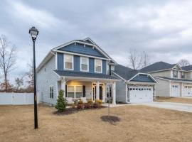 Luxury 5-Bed Family Home Near Raleigh Sleeps 12, готель у місті Гарнер