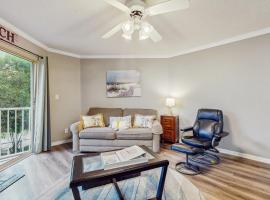 Cozy coastal condo with shared pool beach access and Wifi, hotel di Destin