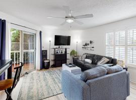Renovated ground-floor condo near beach with pool &private patio, hotel di Destin