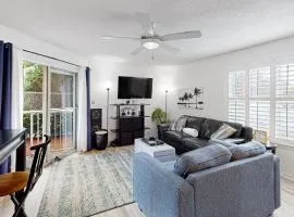 Renovated ground-floor condo near beach with pool &private patio