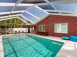 Lovely house with private saltwater pool & screened lanai - snowbird-friendly