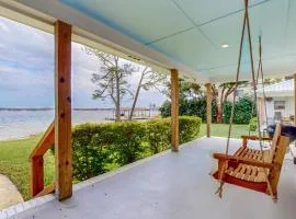 Gorgeous waterfront coastal cottage with dock Wifi & private washer&dryer