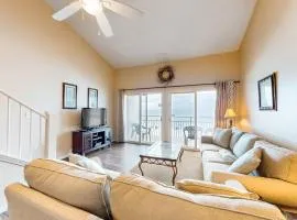 Oceanfront condo with AC WiFi pool & seasonal beach service