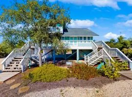 Coastal hideaway with a hot tub outdoor shower firepit & deck - dog-friendly