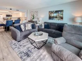 Gulf front condo with Wifi Wash and dryer Rooftop pool