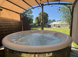 Luxury Hot Tub Glamping with Outdoor Cinema near Newborough Beach – Llanfair Hall, hotel a Dwyran