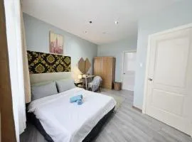 1-BR Promo! Stay in Makati - Condo with Pool, Fast WiFi, Gym, Balcony