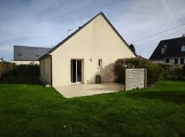 Sweet Omaha maison spacieuse avec jardin clos belle terrasse aménagée, 4 chambres 2 sdb 2 wc parking privatif 2 kms plage d'Omaha Beach, 5 mn en voiture superette, proche Port en Bessin
