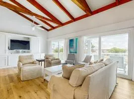 Charming home w WiFi bay view AC deck & balcony near Boggy Point