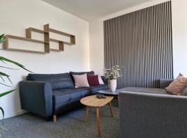 Ferienhaus mit Sauna und Balkon nahe Park Sanssouci, Hotel in Potsdam