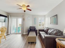 Gulf Coast condo with a pool gym boat launch & nearby beach access, hotel u gradu Orandž Bič