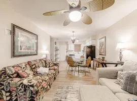 Snowbird-Friendly Condo with Private Balcony Gas Grill Jetted Tub Shared Pool