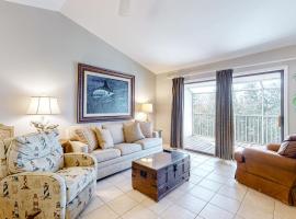 Enchanting condo with pool balcony central AC & washer dryer, hotel u gradu Orandž Bič