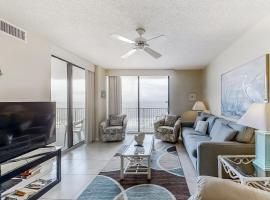 Fun beachy condo in Gulf-front complex with pool & tennis court, hotel i Orange Beach