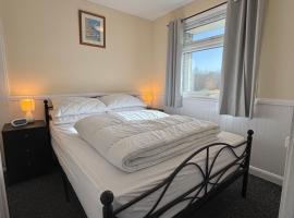 116, Two bed Chalet on California Sands Holiday Park - Sleeps 5, pet friendly, includes FREE pool passes, Free Entry to Clubhouse - plus Electric, WiFi, bed linen and towels all included - only 300m from the beach!, hótel í Scratby