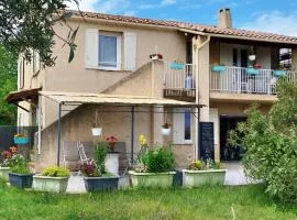 appartement bien équipé 2 chambres lit 2 place, plus canapé lit, 5 personnes, terrasse bien équipé, planchas, parking gratuit sur place, a proximité de tout commerce et de cure thermal, Cadarache ,Forcalquier, gorge du verdon , Moustier, montagne de Lure