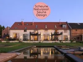 Landloft Linum - Ausgebaute Scheune mit Aussicht, Naturpool, Kamin, Sauna, Luxusausbau, handverlesene MidCentury Möbel & Kunst