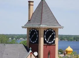 Historic Downtown Clock Tower View Condo-2 Bedroom