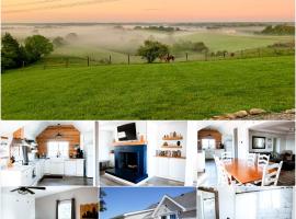 7 Min to Ark! - Fire Pit - Sleeps 11, hotel di Williamstown