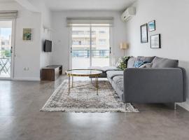 Cosy Bright 2BR Balcony Suite in Central Nicosia, hotel din Strovolos