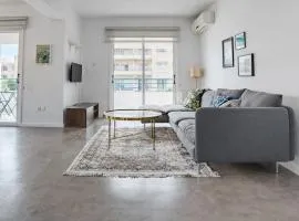 Cosy Bright 2BR Balcony Suite in Central Nicosia