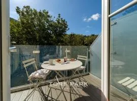 Clifftop Watch, River View and Balcony, 1 BR, Parking, Beach 10 min walk