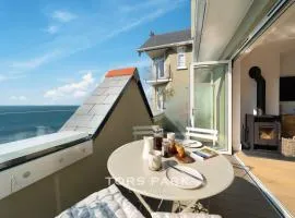 Ocean Reach, Stunning Sea View and Balcony, 2 BR, 2 BA, Parking