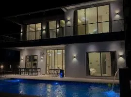 The Villa Exotica with Pool, Lawn and Games - Alibag