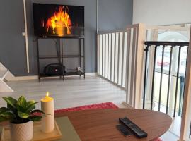 Unique cozy central 3-story apartment with everything โรงแรมในSmedjebacken