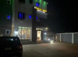 Crystalluxuryhotelandsuite, hotel din Emene